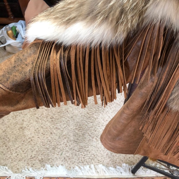 Stroller jkt with coyote fur on top half & leather on bottom half also fringe. - Picture 4 of 11